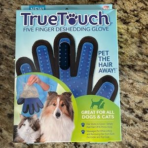 Pet grooming glove